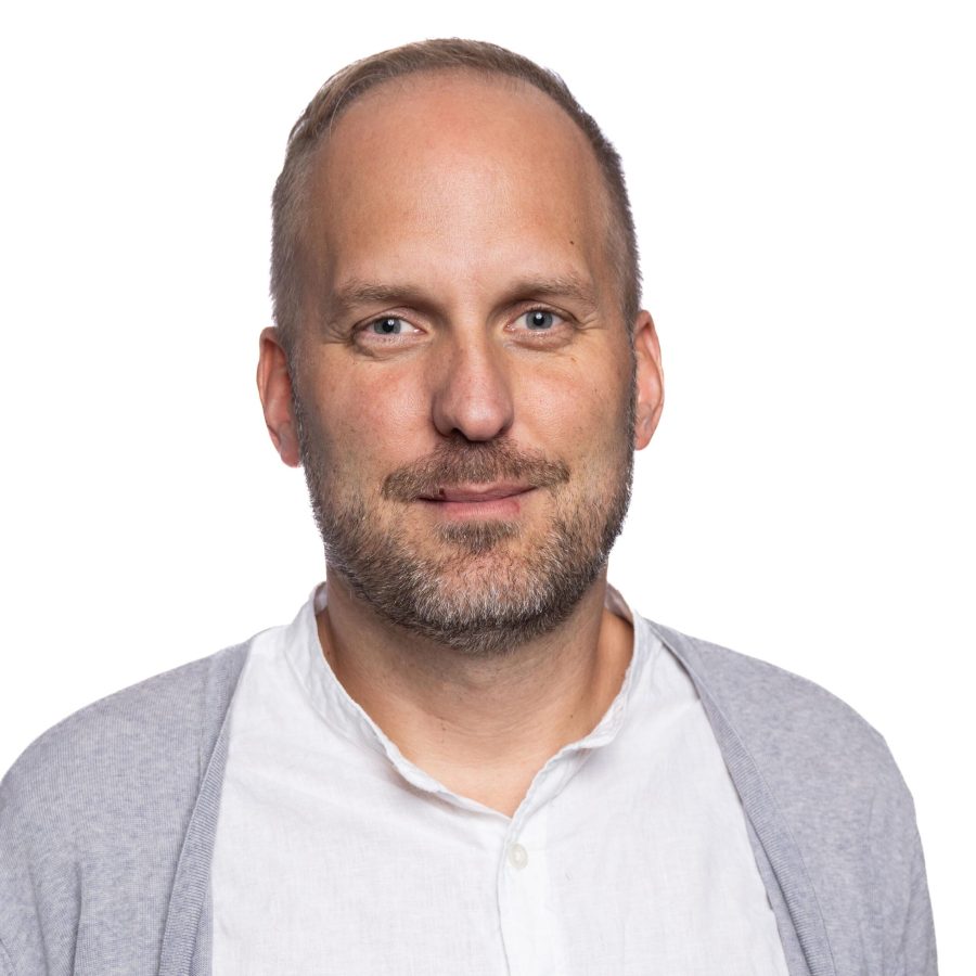 230927 Kommunikationschef Robert Johansson poserar för porträtt under en fotografering med Föreningen Svensk Elitfotboll den 27 september 2023 i Stockholm. 
Foto: Emma Wallskog / BILDBYRÅN / COP 320 / EW0255